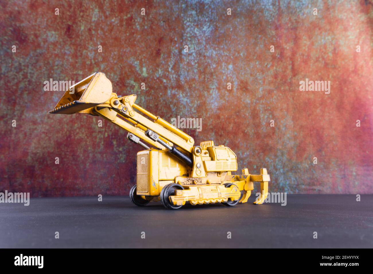 Spielzeugkiste Raupentraxcavator aus dem Jahr 1970s. Stockfoto