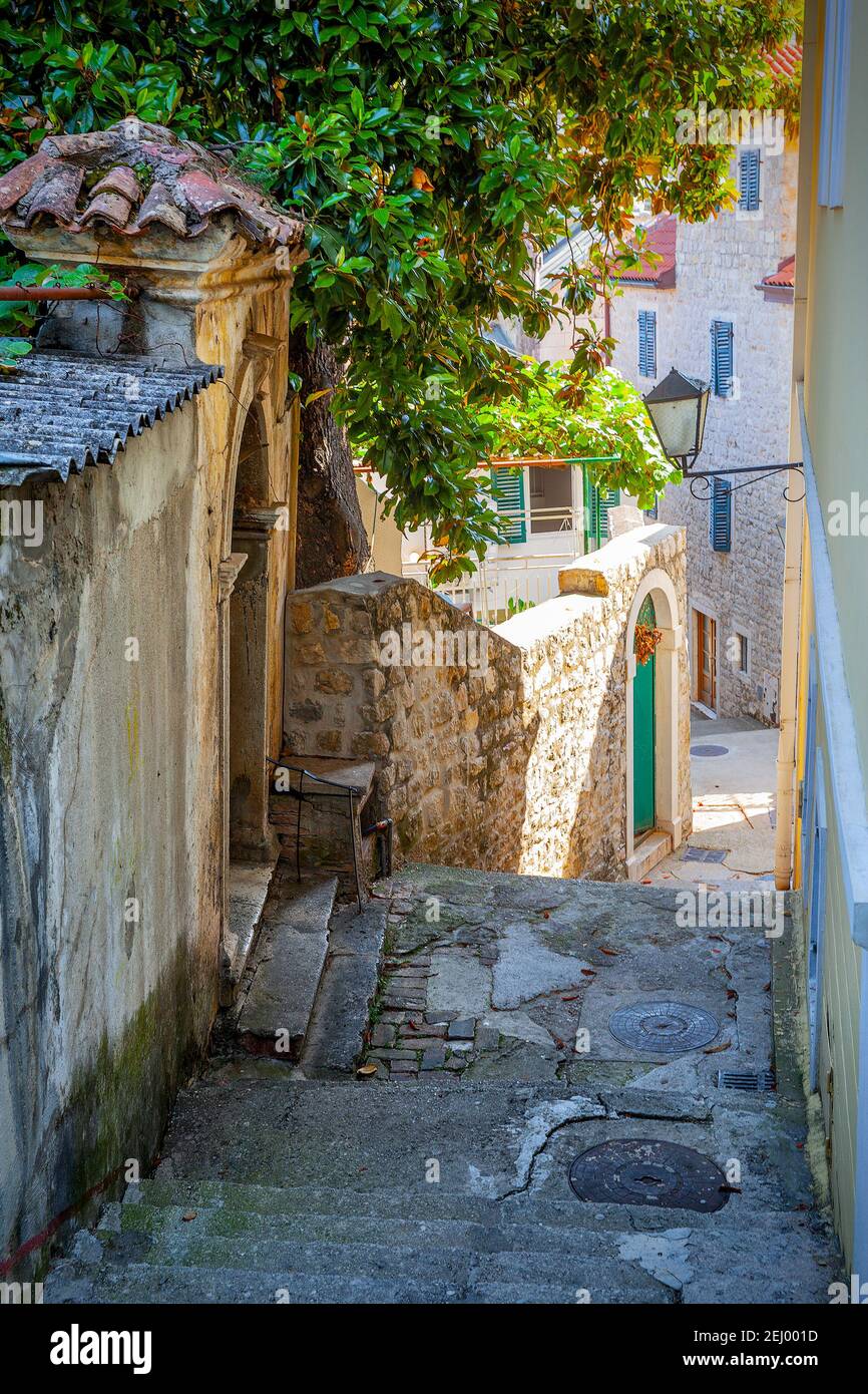 Alte malerische Straße in Herceg Novi Stadt, Montenegro Stockfoto