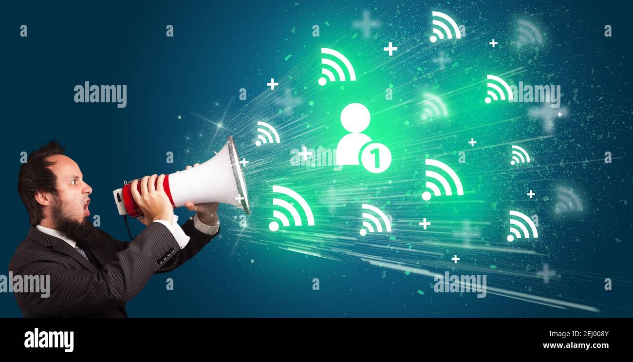 Junge Person yellin Lautsprecher mit Freundschaftsanfrage Icon, Social Networking Konzept Stockfoto