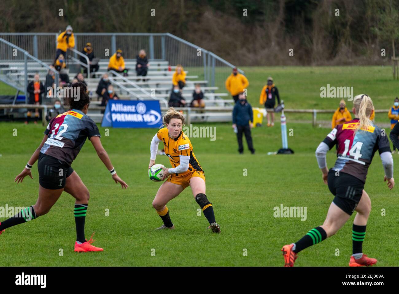 Guildford, Großbritannien. Februar 2021, 20th. MEG Jones (#10 Wasps FC Ladies) bereitet sich auf den Pass während des Allianz Premier 15s Spiels zwischen Harlequins Women und Wasps FC Ladies im Surrey Sports Park in Guildford, England vor. Kredit: SPP Sport Presse Foto. /Alamy Live Nachrichten Stockfoto