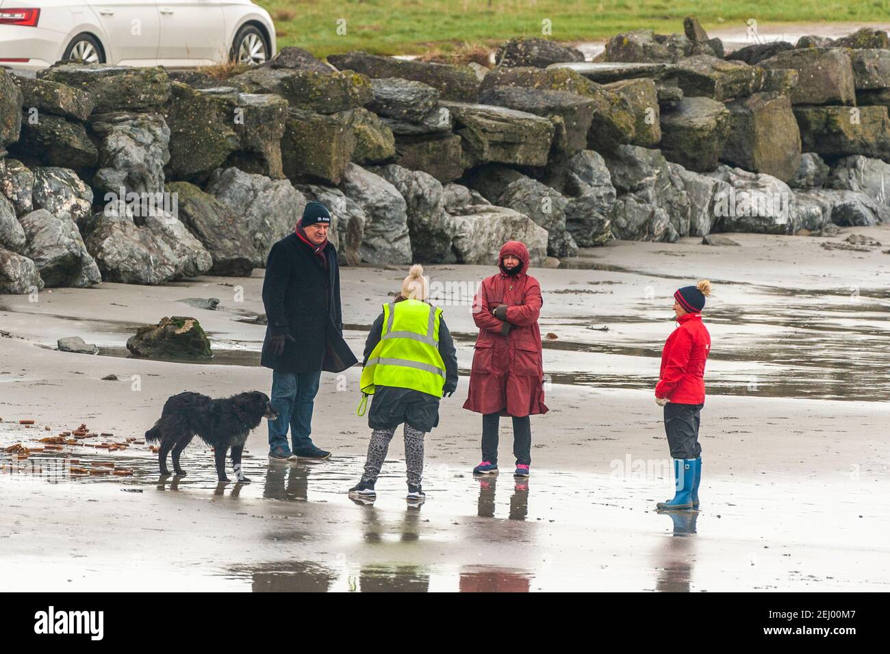 Harbor View Beach, West Cork, Irland. Februar 2021, 20th. West Cork steht derzeit unter einer MET Éireann Gelbwindwarnung, die bis 6pm heute Abend gültig ist. Trotz des windigen Wetters war Harbour View Beach voll mit Pferden, Hundebesitzern und Spaziergängern. Quelle: AG News/Alamy Live News Stockfoto
