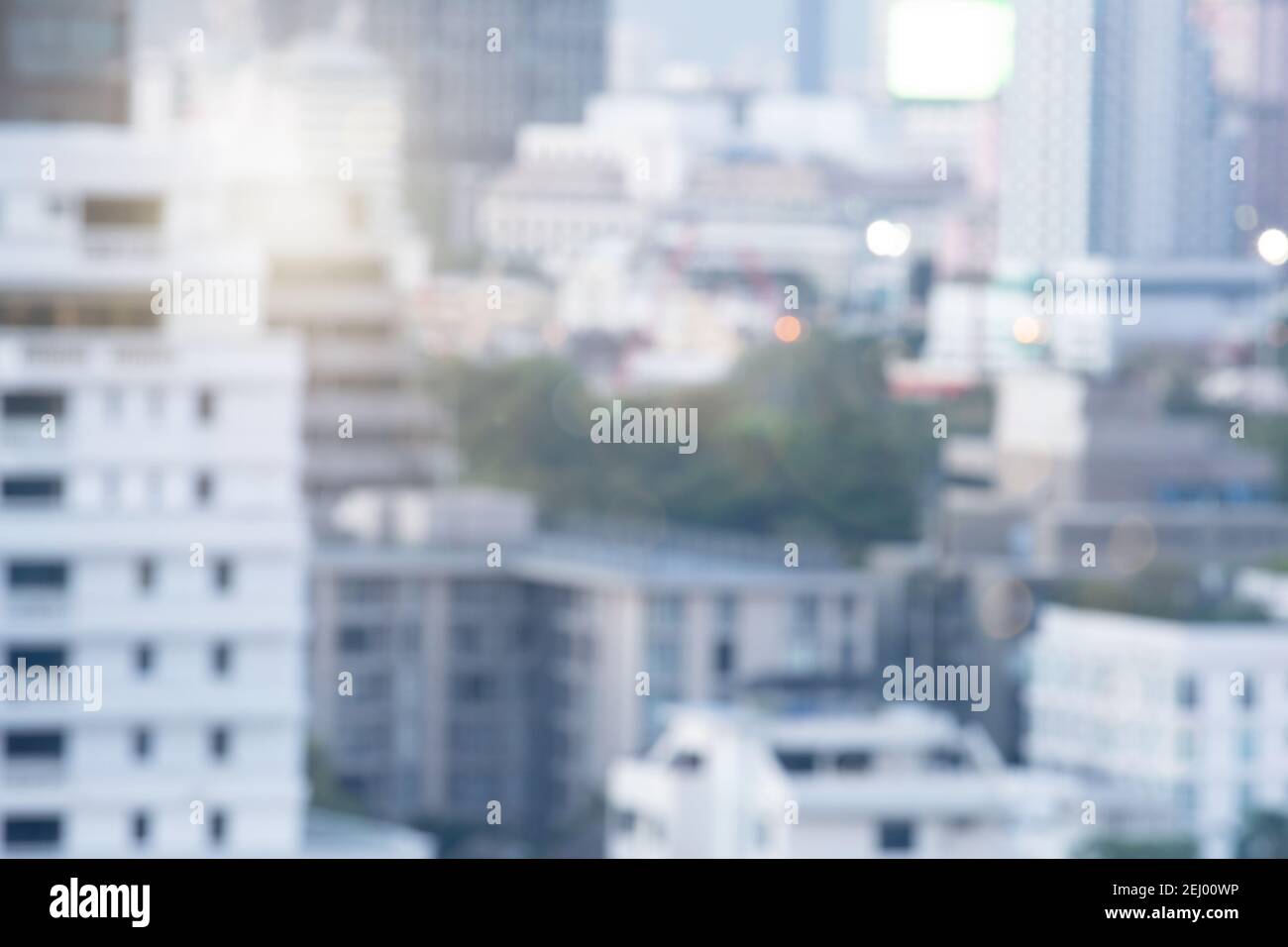 Abstrakt verwischen Stadt Estate Gebäude in der Morgenansicht Hintergrund. Blick auf die Skyline der Stadt vom oberen Bürofenster aus. Verschwommener Glanz Bokeh echte Architektur Mo Stockfoto