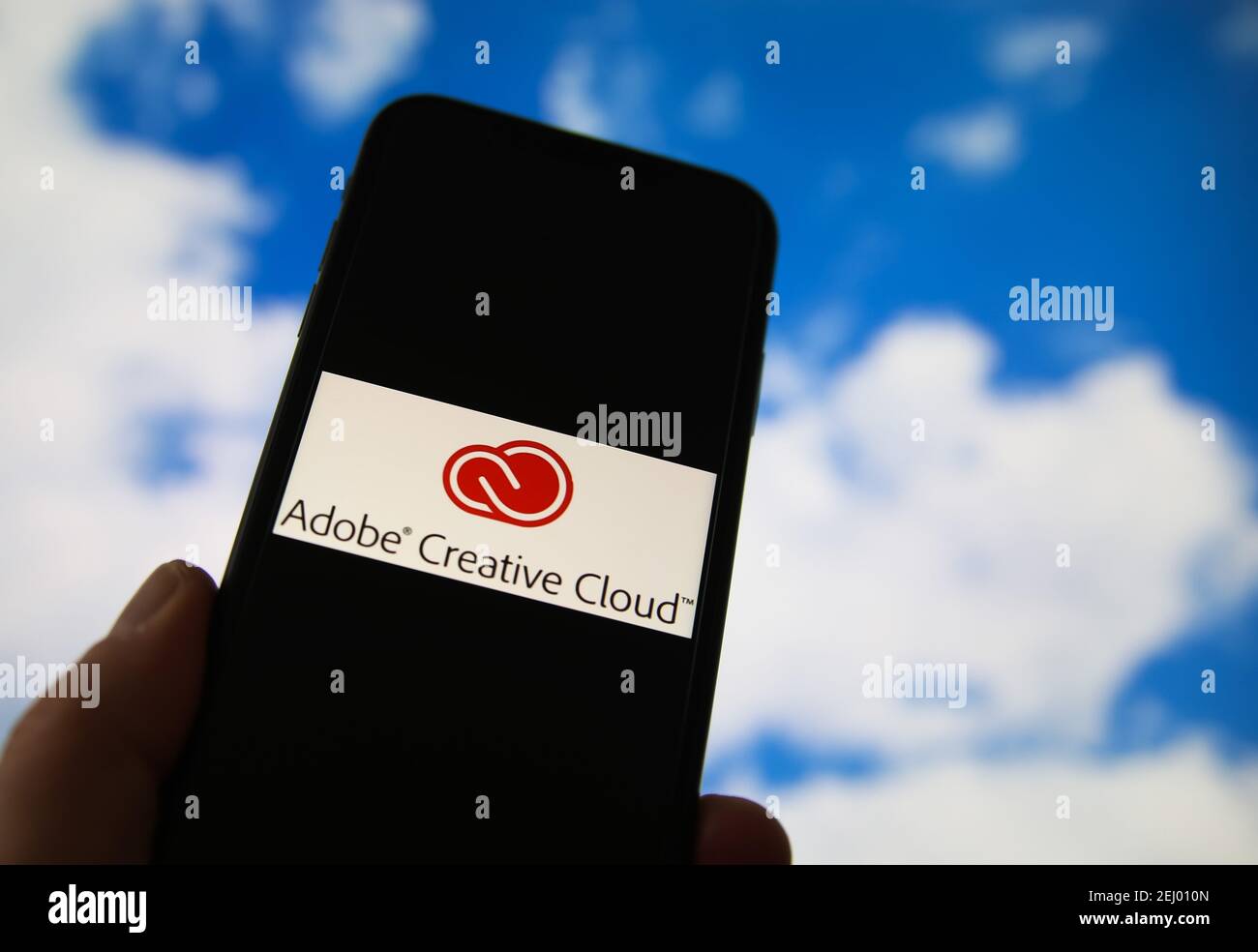 Viersen, Deutschland - Februar 9. 2021: Nahaufnahme des Smartphones mit Logo-Schriftzug von adobe Creative Cloud Computing Provider Service, verschwommener Himmel und Klo Stockfoto