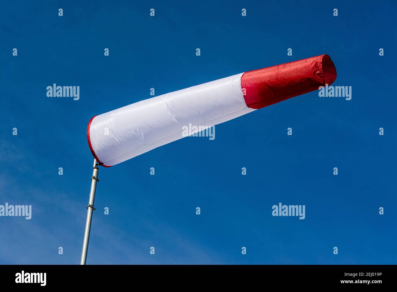 Windsocke zeigt starke Brisen an einem klaren blauen Himmel an einem Ort im Freien an Stockfoto