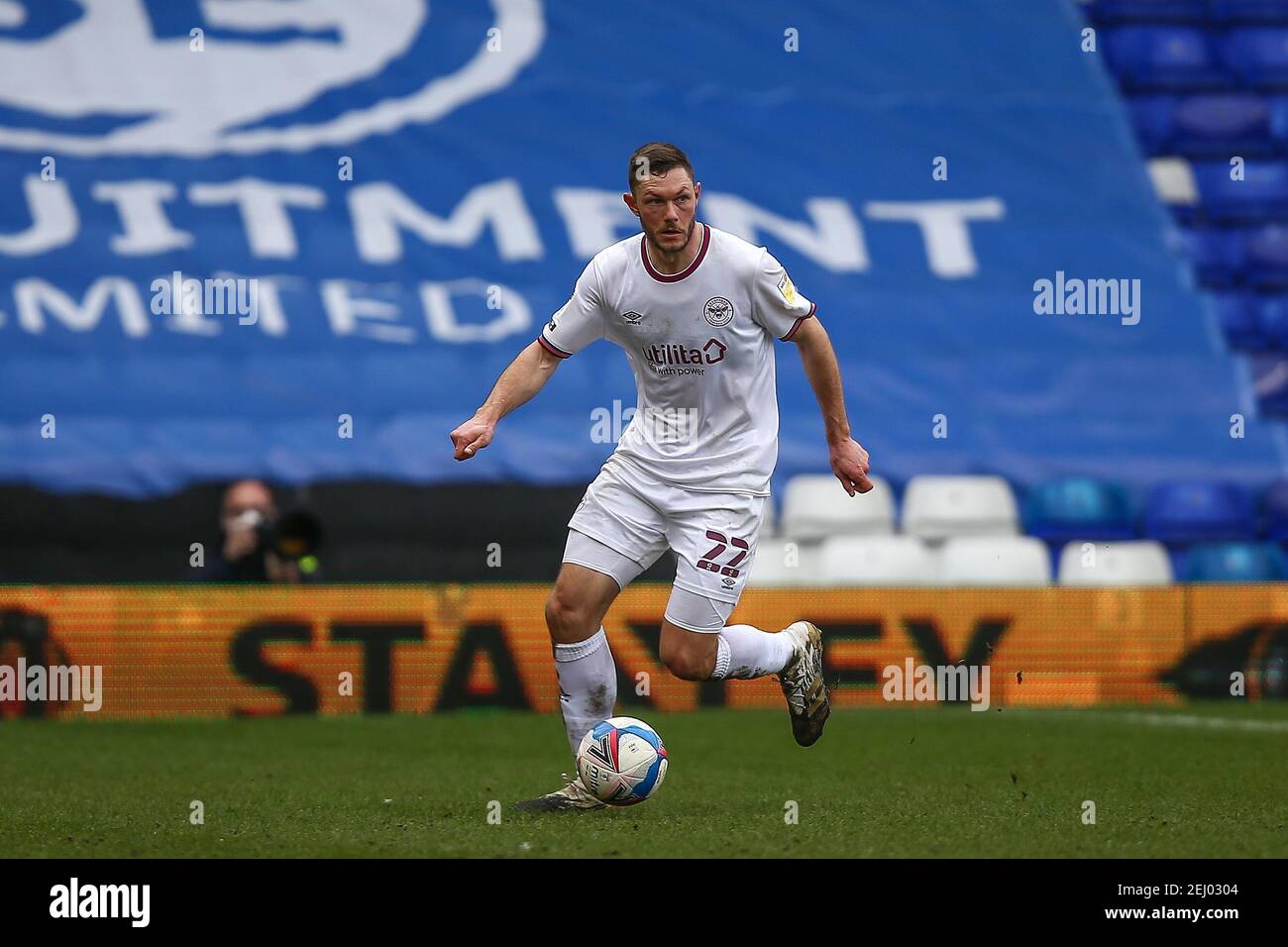 Birmingham, Großbritannien. Februar 2021, 20th. Henrik Dalsgaard #22 von Brentford dribbelt den Ball in Birmingham, UK am 2/20/2021. (Foto von Simon Bissett/News Images/Sipa USA) Quelle: SIPA USA/Alamy Live News Stockfoto