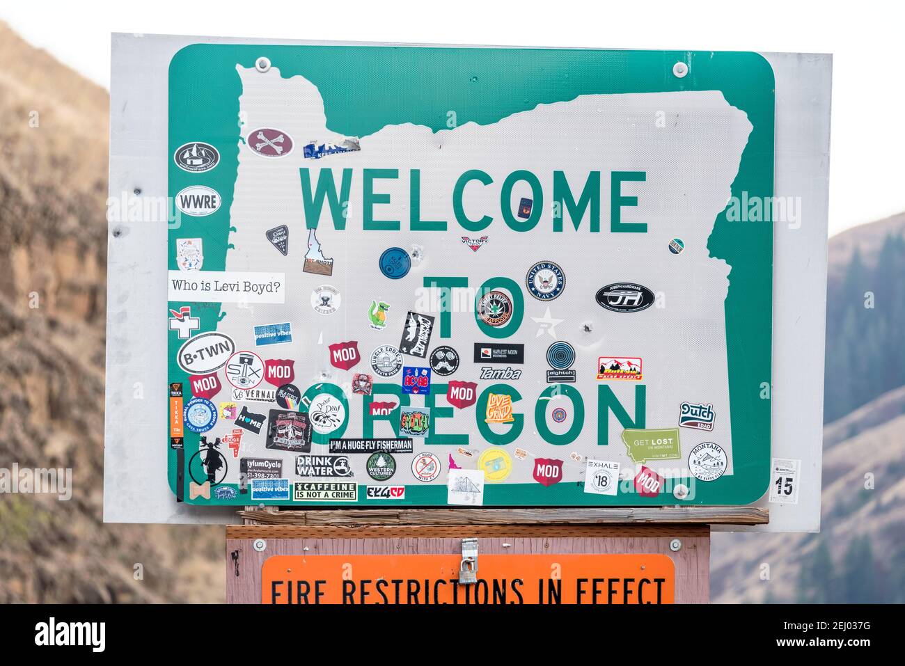Aufkleber auf einem Willkommensschild in Oregon, Wallowa County, Oregon. Stockfoto