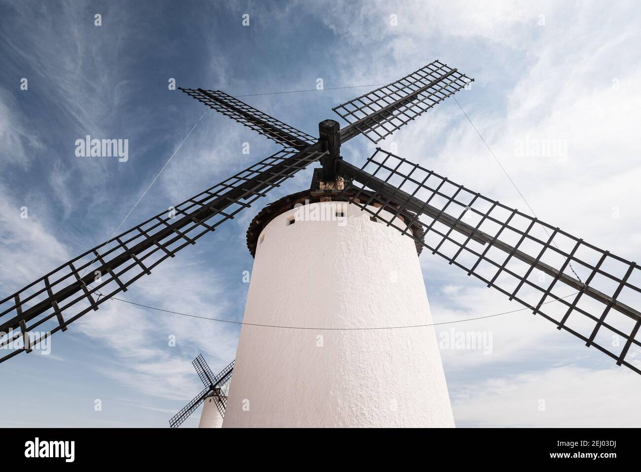 Detail der alten weißen Windmühle gegen einen blauen Himmel in Campo de Criptana, Kastilien la Mancha, Spanien. Stockfoto