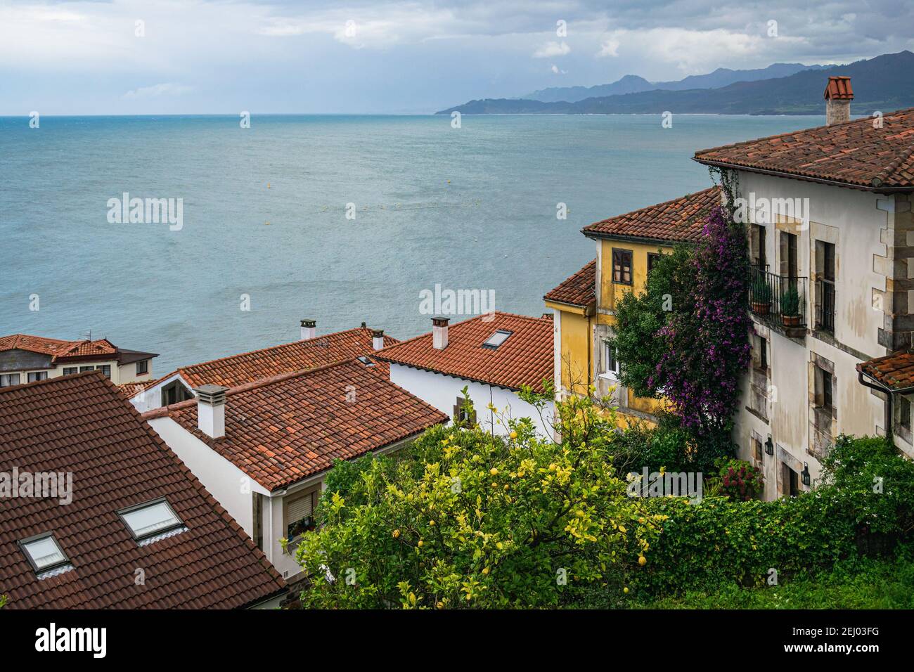 Farbenfrohe Häuser vor der Meereskulisse. Malerische Küstenlandschaft. Kleines Fischerdorf von Llastres in Asturien, Costa Verde, Spanien. Stockfoto