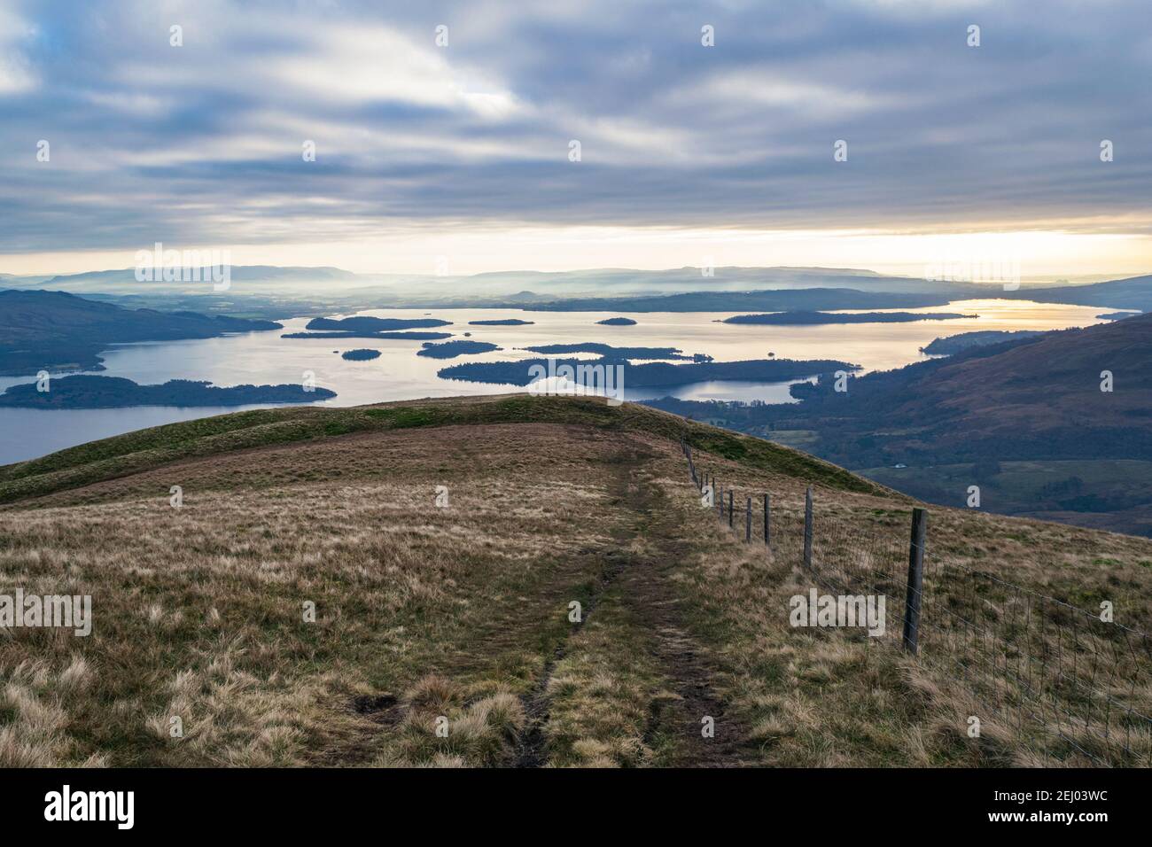 Blick von Beinn Dubh über Loch Lomond nach Sonnenaufgang in den schottischen Highlands. Stockfoto