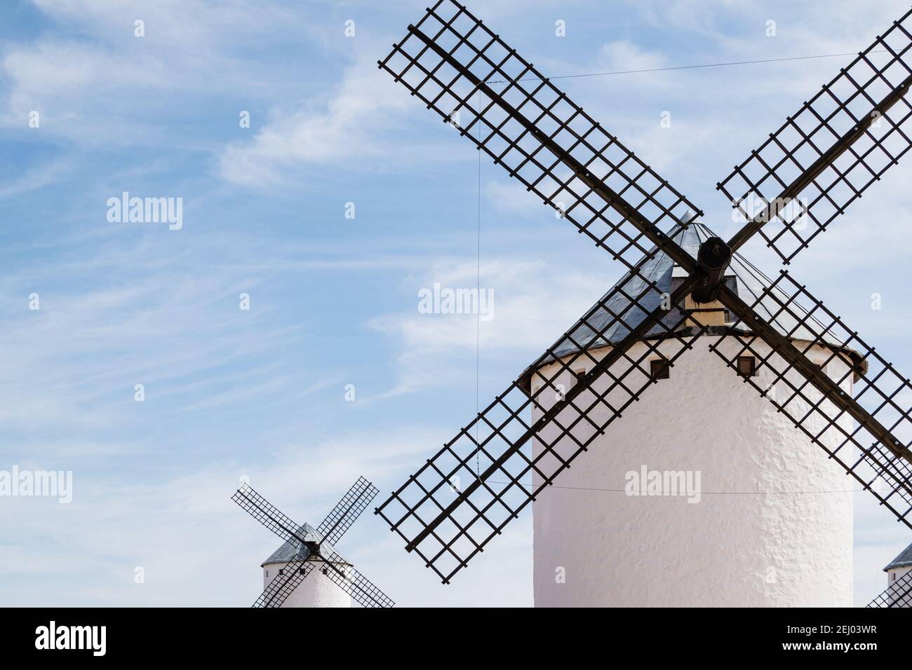 Alte weiße Windmühlen gegen blauen Himmel in Campo de Criptana, Kastilien la Mancha, Spanien. Stockfoto