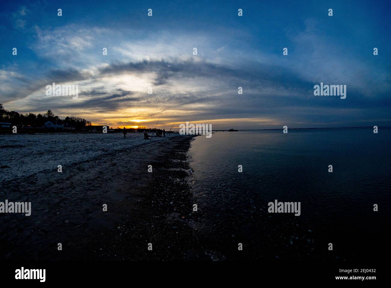 Surendorf, Deutschland. Februar 2021, 20th. Angler plaudern am Strand in Surendorf im Sonnenuntergang an der Eckernförder Bucht. Quelle: Axel Heimken/dpa/Alamy Live News Stockfoto