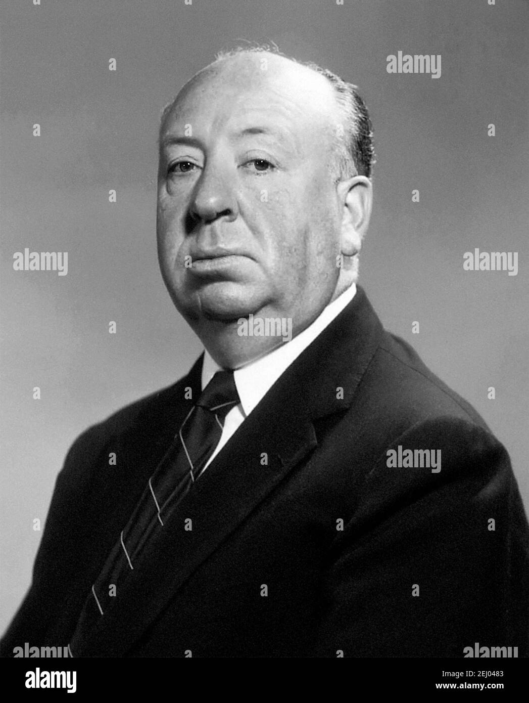 Alfred Hitchcock. Porträt des englischen Regisseurs Sir Alfred Joseph Hitchcock (1899-1980), Studio-Werbeaufnahme Stockfoto