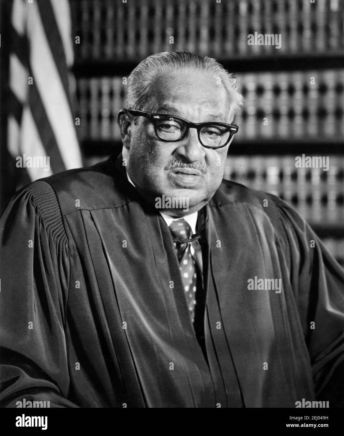 Thurgood Marshall. Porträt der ersten afroamerikanischen Justiz, die dem Obersten Gerichtshof der Vereinigten Staaten, Thurgood Marshall (1908-1993), dient. Offizielles Foto, 1976 Stockfoto