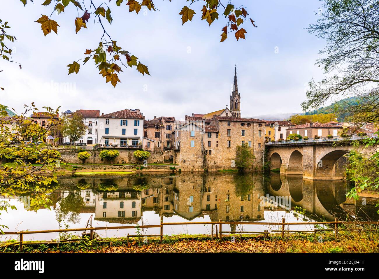 Dorf Saint-Antonin-Noble-Val am Fluss Aveyron in Okzitanien, Frankreich Stockfoto