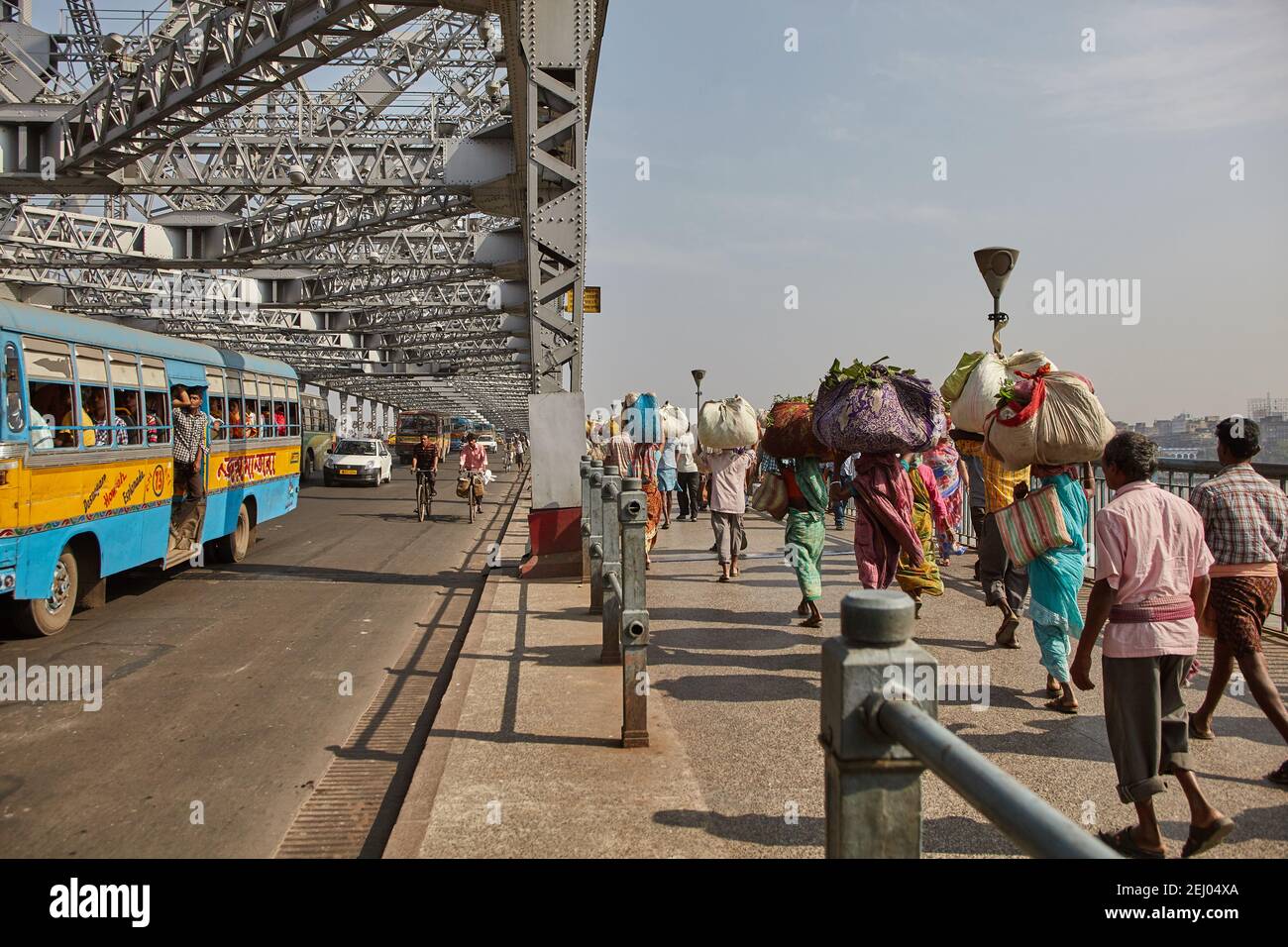 Howrah-Brücke, die Kolkata mit dem Bahnhof von Howrah verbindet. Der offizielle Name der Brücke ist Rabindra Setu nach dem bengalischen Dichter Rabindranath T Stockfoto
