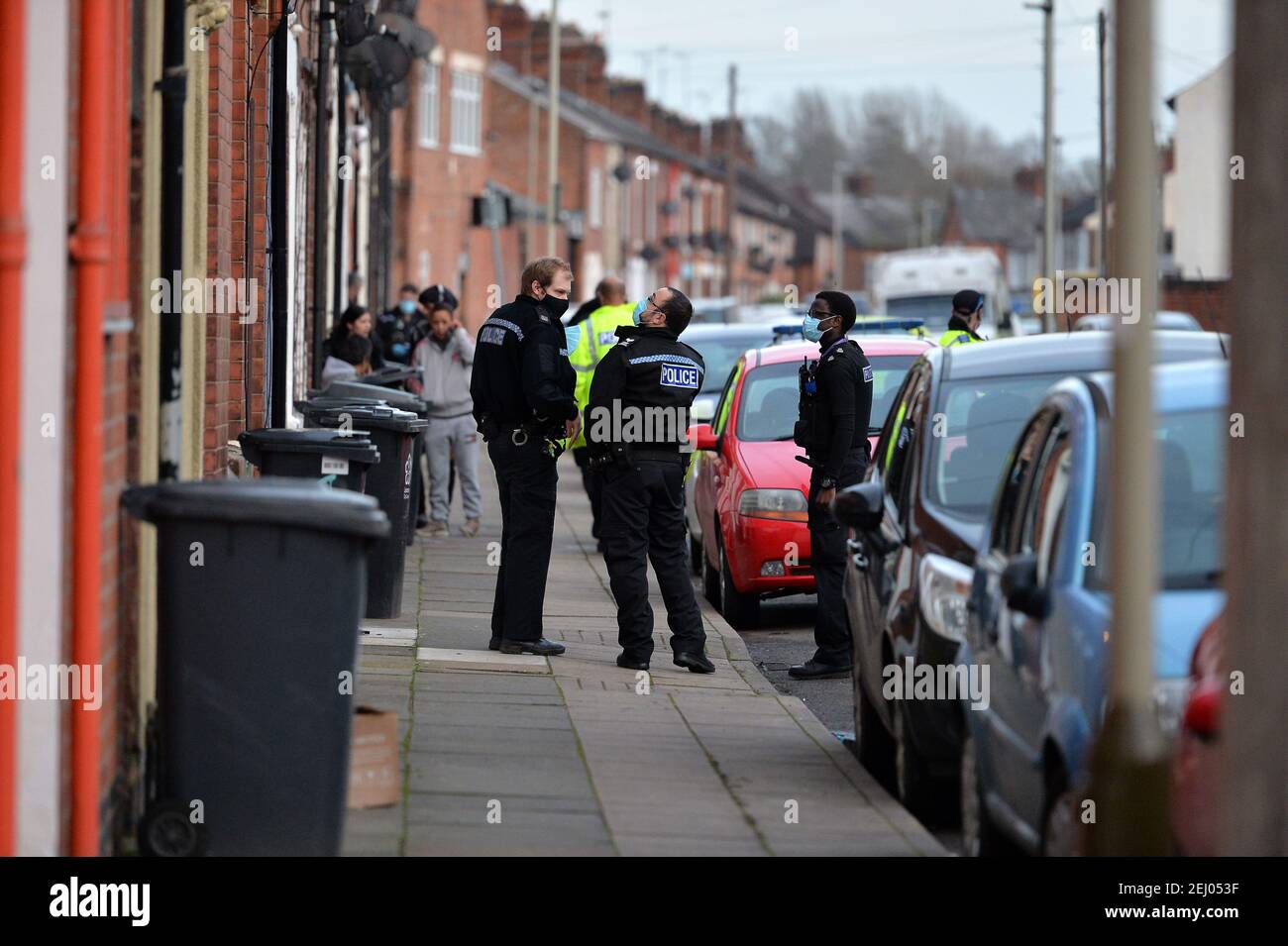 Leicester, Leicestershire, Großbritannien, 20th. Februar 2021. VEREINIGTES KÖNIGREICH. Polizeiaktivität auf der Lothair Road in Leicester. Mehrere Polizeiautos und ein Air Ambulance Hubschrauber waren am Tatort anwesend. Alex Hannam/Alamy Live News Stockfoto