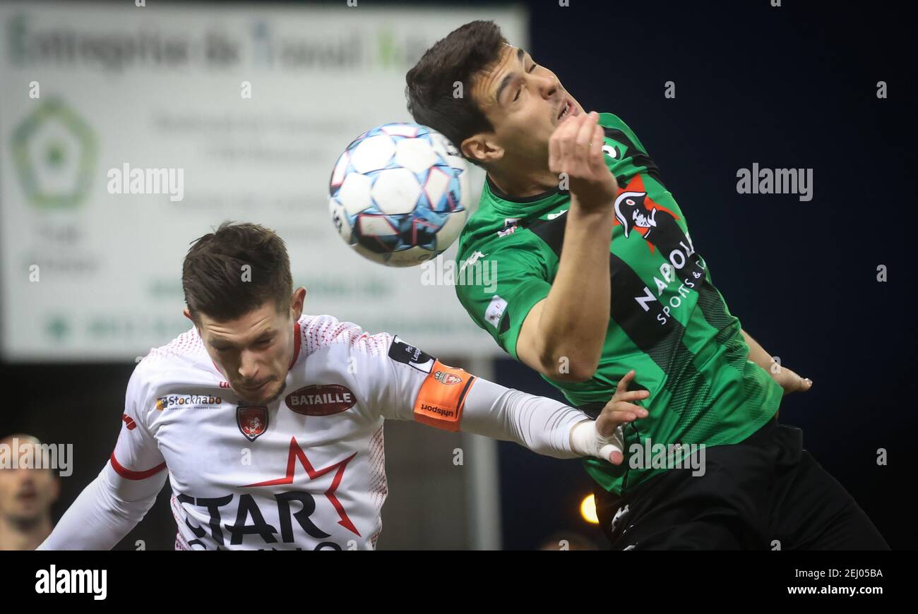 Mouscron's Alessandro Ciranni und Cercle's Kevin Hoggas kämpfen während eines Fußballmatches zwischen Royal Excel Mouscron und Cercle Brugge, Satur, um den Ball Stockfoto
