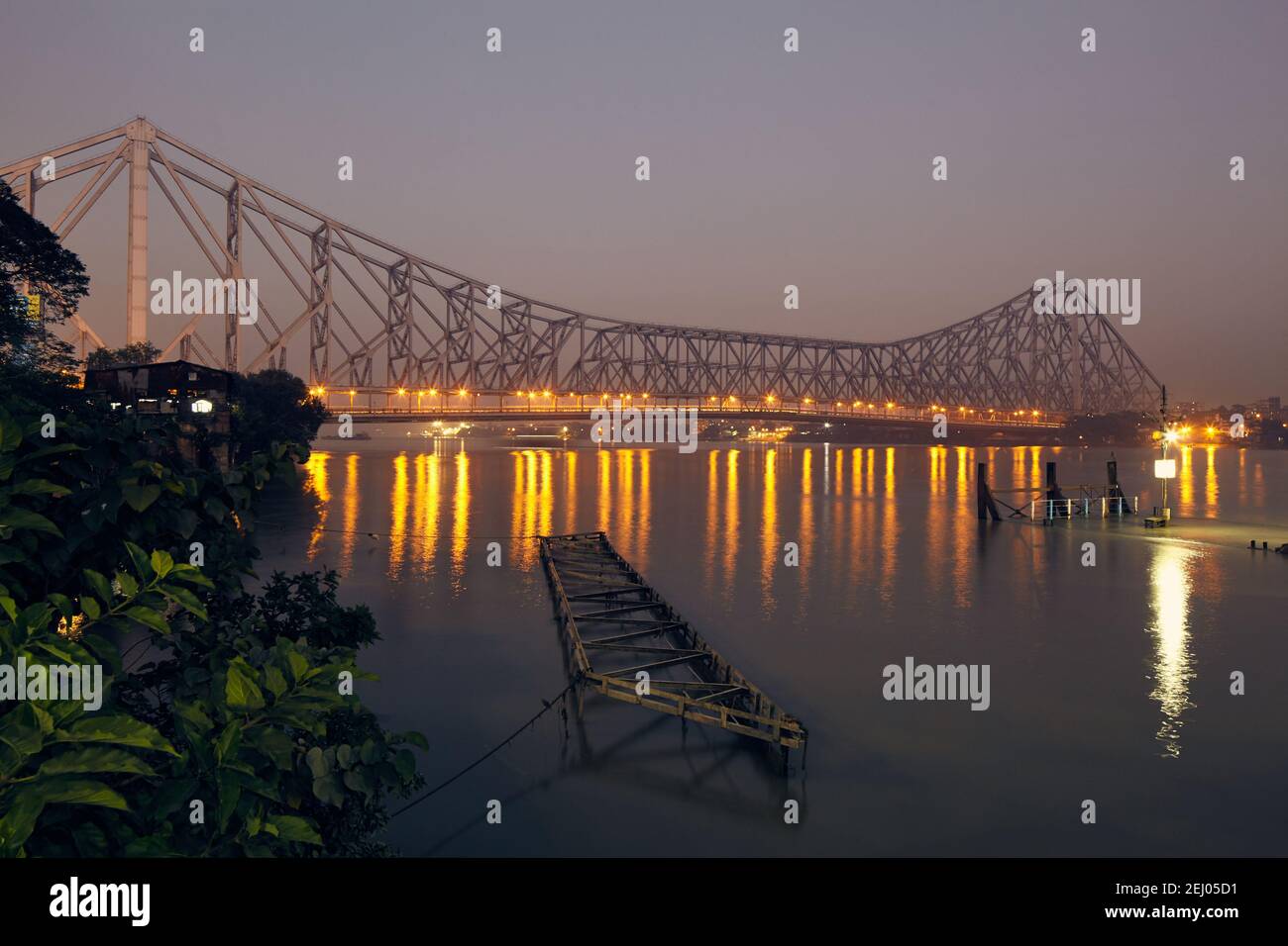 Howrah-Brücke, die Kolkata mit dem Bahnhof von Howrah verbindet. Der offizielle Name der Brücke ist Rabindra Setu nach dem bengalischen Dichter Rabindranath T Stockfoto