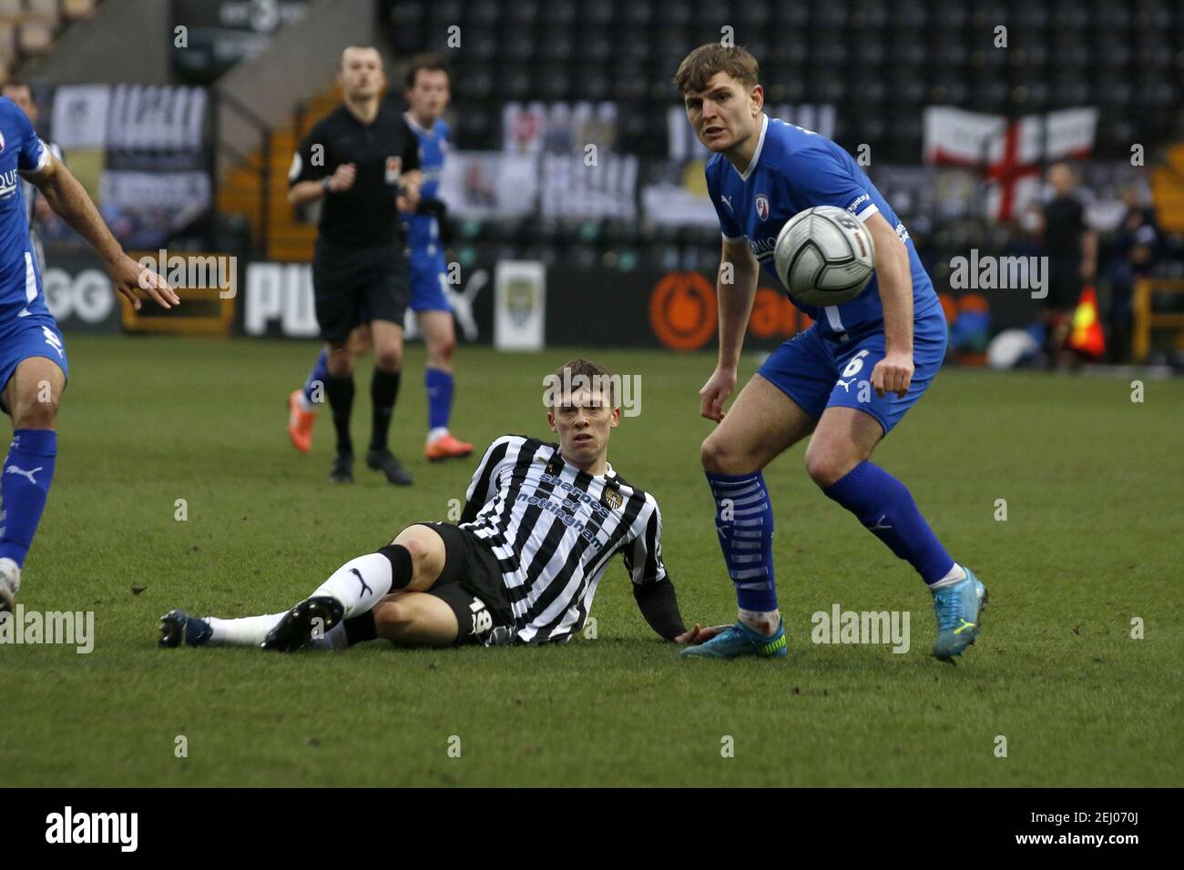 Nottingham, Großbritannien. Februar 2021, 20th. Jimmy Knowles (#18 Notts County) abgebildet schlagen den Ball während der Vanarama National League Spiel zwischen Notts County und Chesterfield in Meadow Lane in Nottingham, England. Kredit: SPP Sport Presse Foto. /Alamy Live Nachrichten Stockfoto