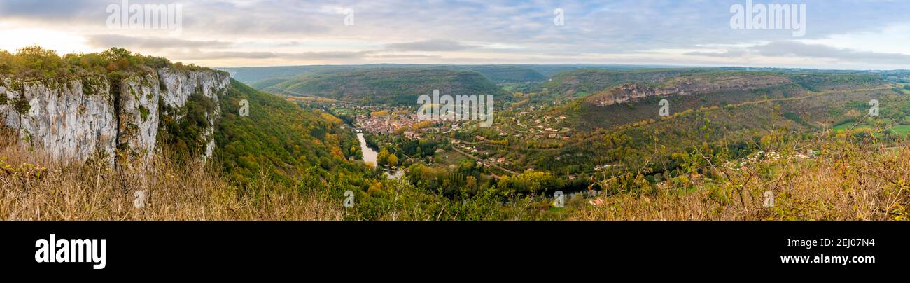 Klippen mit Blick auf das mittelalterliche Dorf Saint-Antonin-Noble-Val in Okzitanien, Frankreich Stockfoto