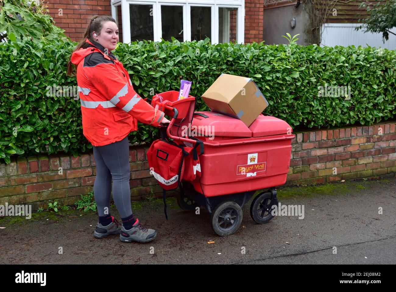 Royal Mail Lieferung Postfrau auf Lieferung rund Stockfoto