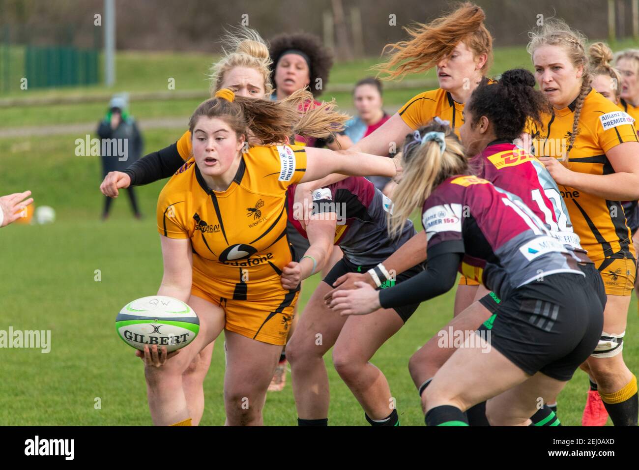 Guildford, Großbritannien. Februar 2021, 20th. Maud Muir (#3 Wasps FC Ladies) entlastet während des Allianz Premier 15s Spiels zwischen Harlequins Women und Wasps FC Ladies im Surrey Sports Park in Guildford, England. Kredit: SPP Sport Presse Foto. /Alamy Live Nachrichten Stockfoto