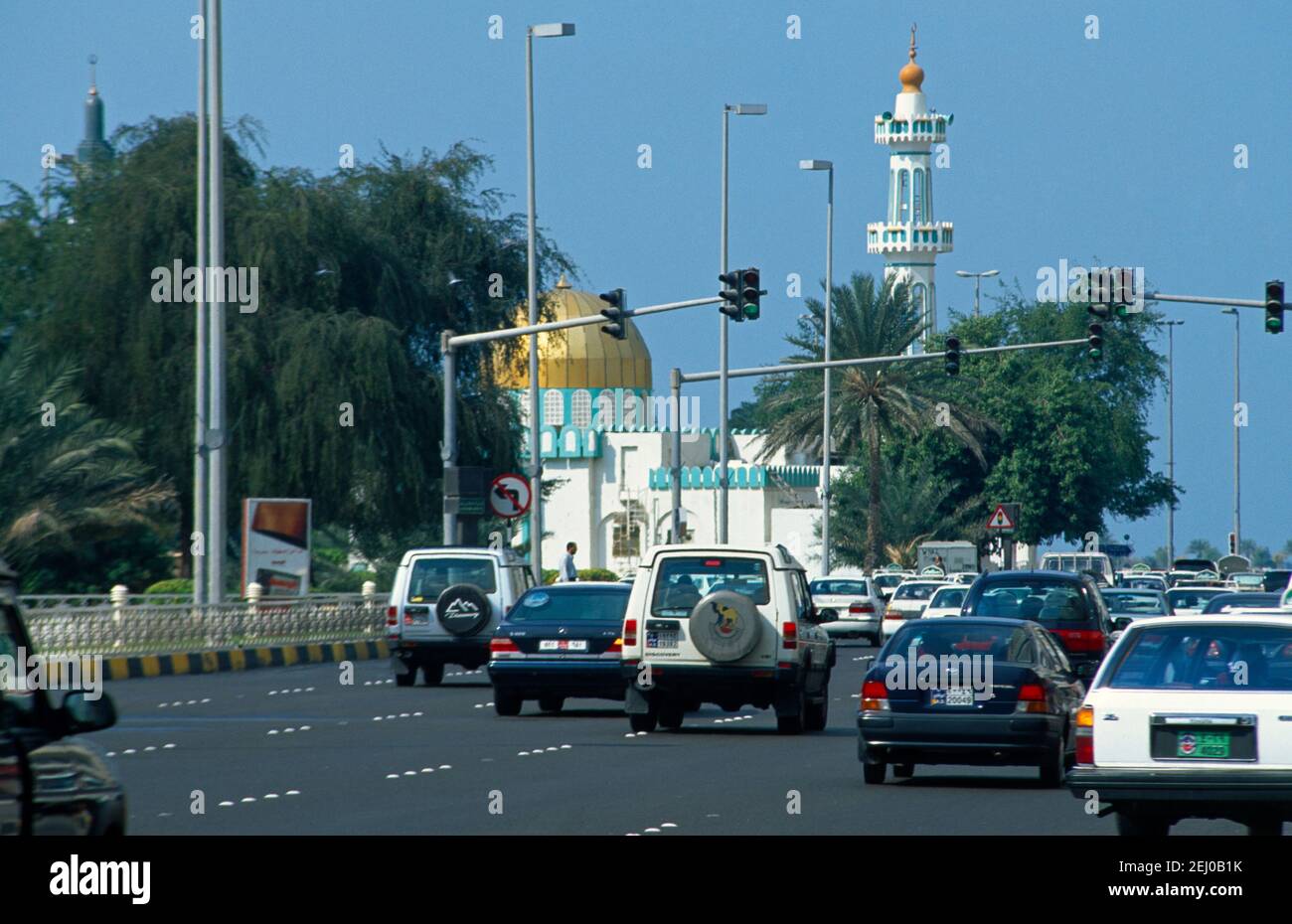 Abu Dhabi UAE Verkehr und oben Verkehrsampeln Stockfoto