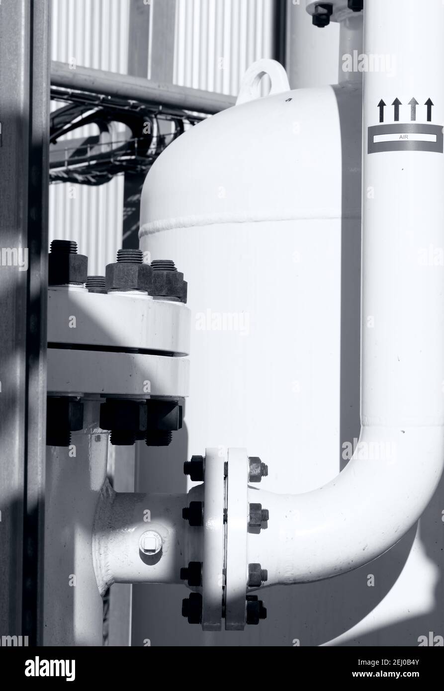 Industrielle Hintergrund mit Rohren, Verbindungen, Schrauben und Druckbehälter Farbe weiß mit Luftschild und Pfeile Stockfoto