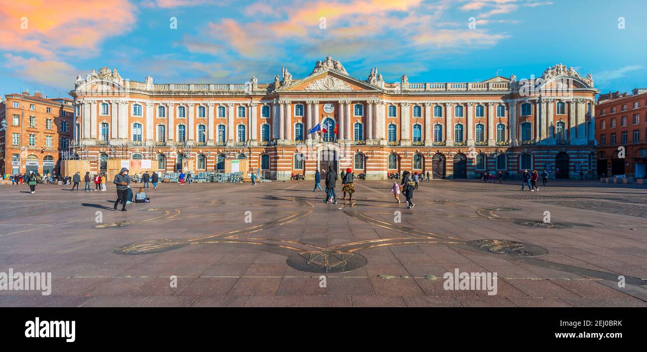 Place du Capitole und seine Touristen, in Toulouse in HauteGaronne