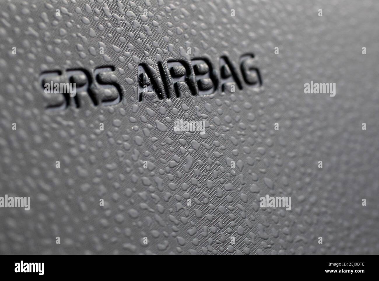MOTALA, SCHWEDEN- 20. MAI 2012: Airbag im Armaturenbrett eines Volvo V50. Stockfoto