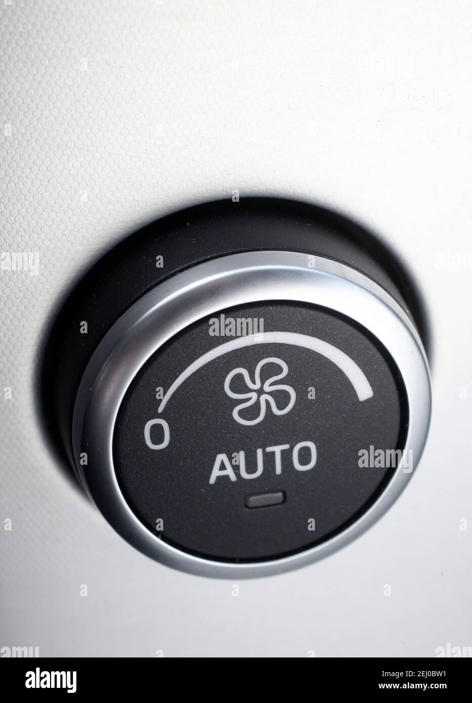 MOTALA, SCHWEDEN- 20. MAI 2012: Bedienelemente für AC in einem Volvo V50. Stockfoto