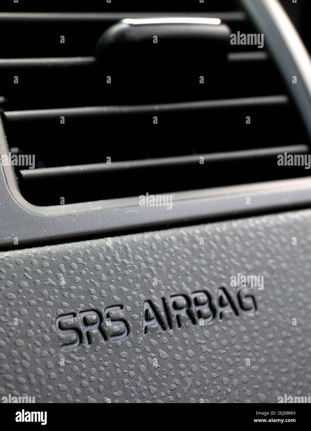 MOTALA, SCHWEDEN- 20. MAI 2012: Airbag im Armaturenbrett eines Volvo V50. Stockfoto