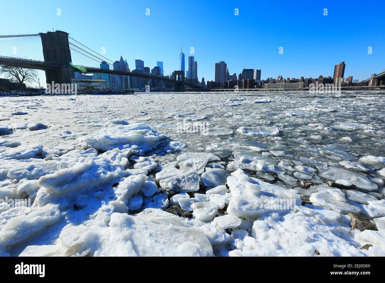 Gefrorene Eisbrocken schwimmen und driften im East River aufgrund der kalten Wetterbedingungen in Brooklyn ward in New York City NY USA am 2015. Februar. Stockfoto