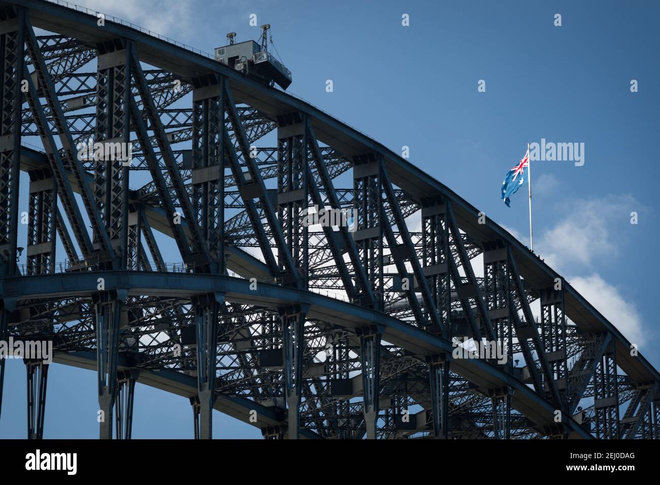 Die australische Nationalflagge fliegt auf der Sydney Harbour Bridge, Sydney, New South Wales, Australien. Stockfoto