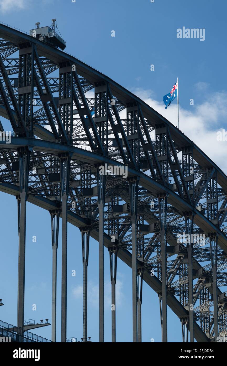 Die australische Nationalflagge fliegt auf der Sydney Harbour Bridge, Sydney, New South Wales, Australien. Stockfoto