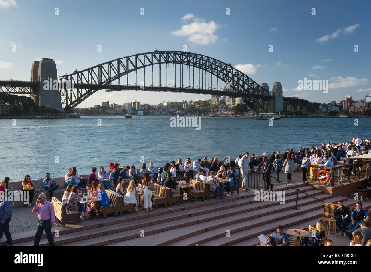 Abendessen in der Opera Bar am Opernhaus, vor der Sydney Harbour Bridge, Sydney, New South Wales, Australien. Stockfoto
