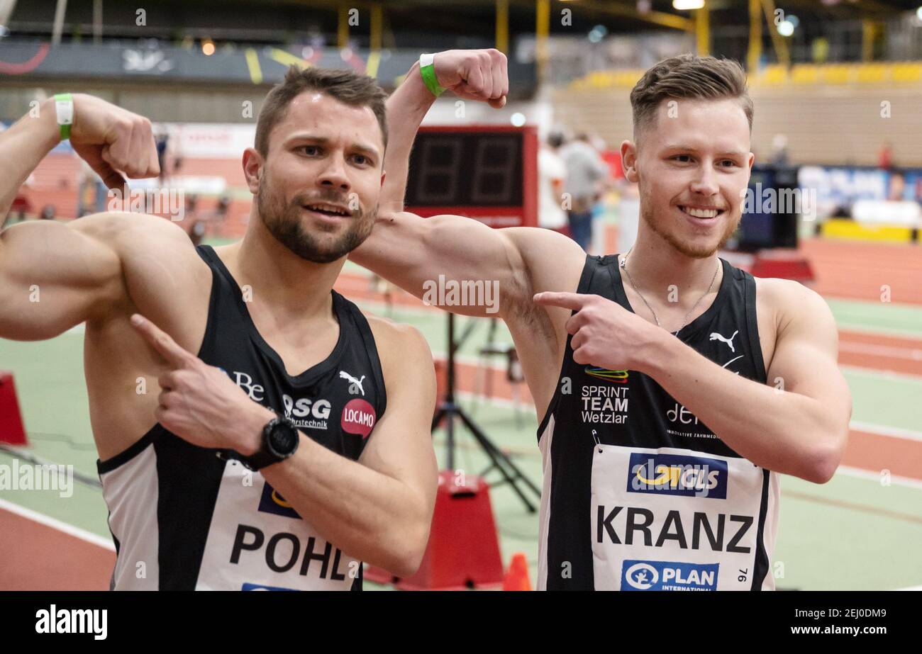 Dortmund, Deutschland. Februar 2021, 20th. Leichtathletik: Deutsche Meisterschaften, in der Rudolf Körnig Halle. Der Sieger Kevin Kranz (r) und der Dritte Michael Pohl zeigen nach dem Finale ihre Oberarmmuskulatur. Quelle: Bernd Thissen/dpa/Alamy Live News Stockfoto