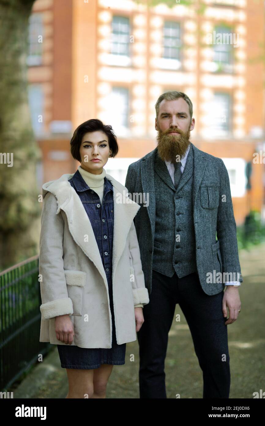Urbanes Modepaar in London, England Stockfoto
