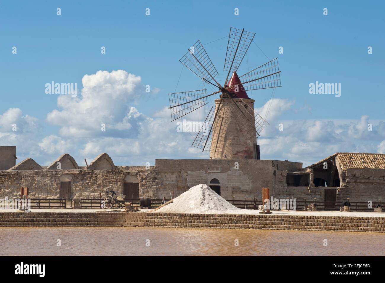 Die Saline di Trapani sind ein regionales Naturschutzgebiet in Sizilien einzigartig gemacht durch die Windmühlen auf dem Meer Stockfoto