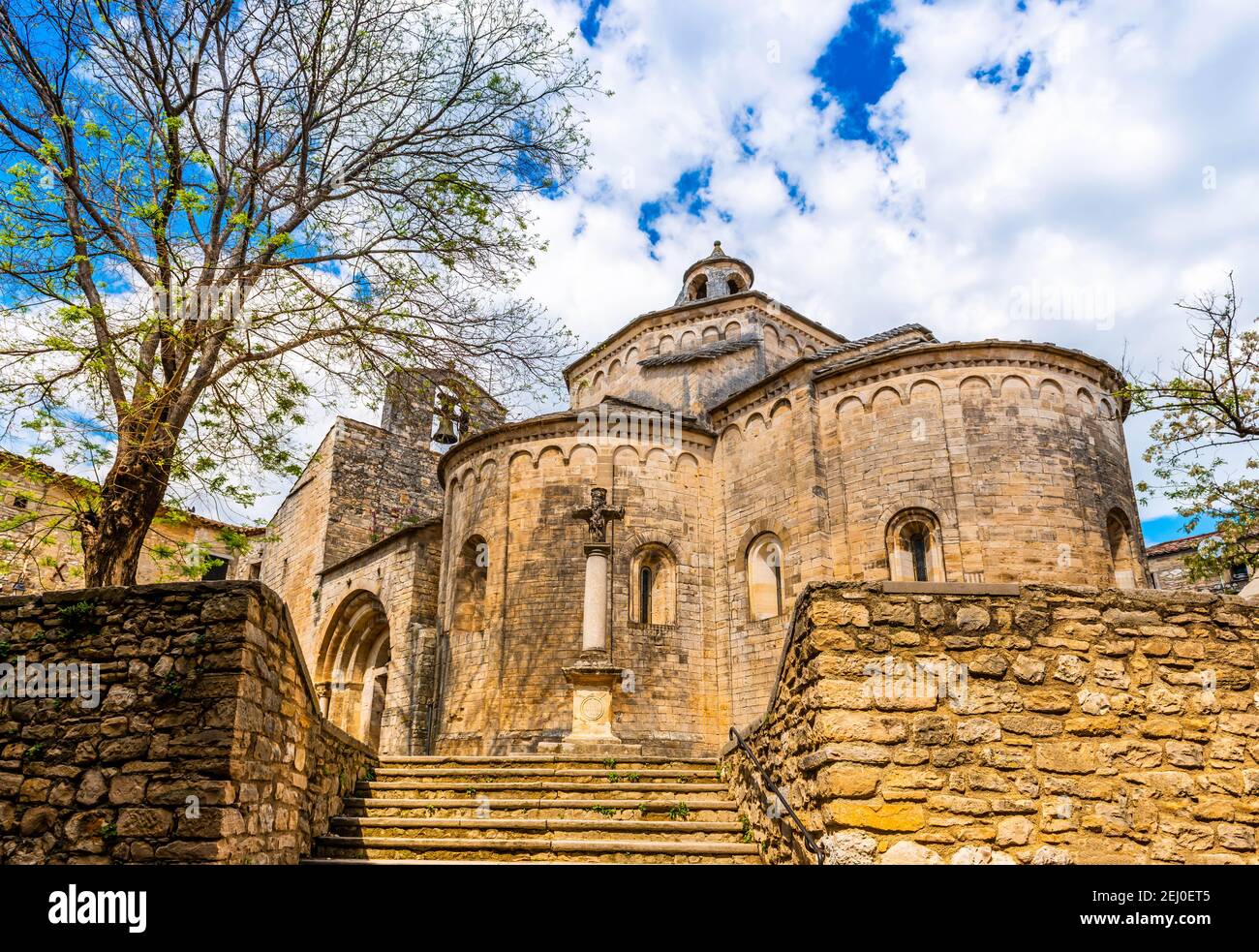 Kirche des mittelalterlichen Dorfes Saint-Martin-de-londres in Okzitanien, Frankreich Stockfoto