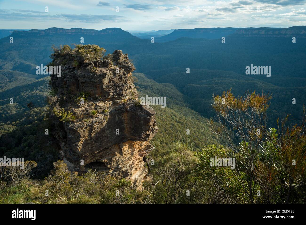 The Three Sisters Sandstone Rock Formation, Jamison Valley und Mount Solitary, Katoomba, Blue Mountains, New South Wales, Australien. Stockfoto