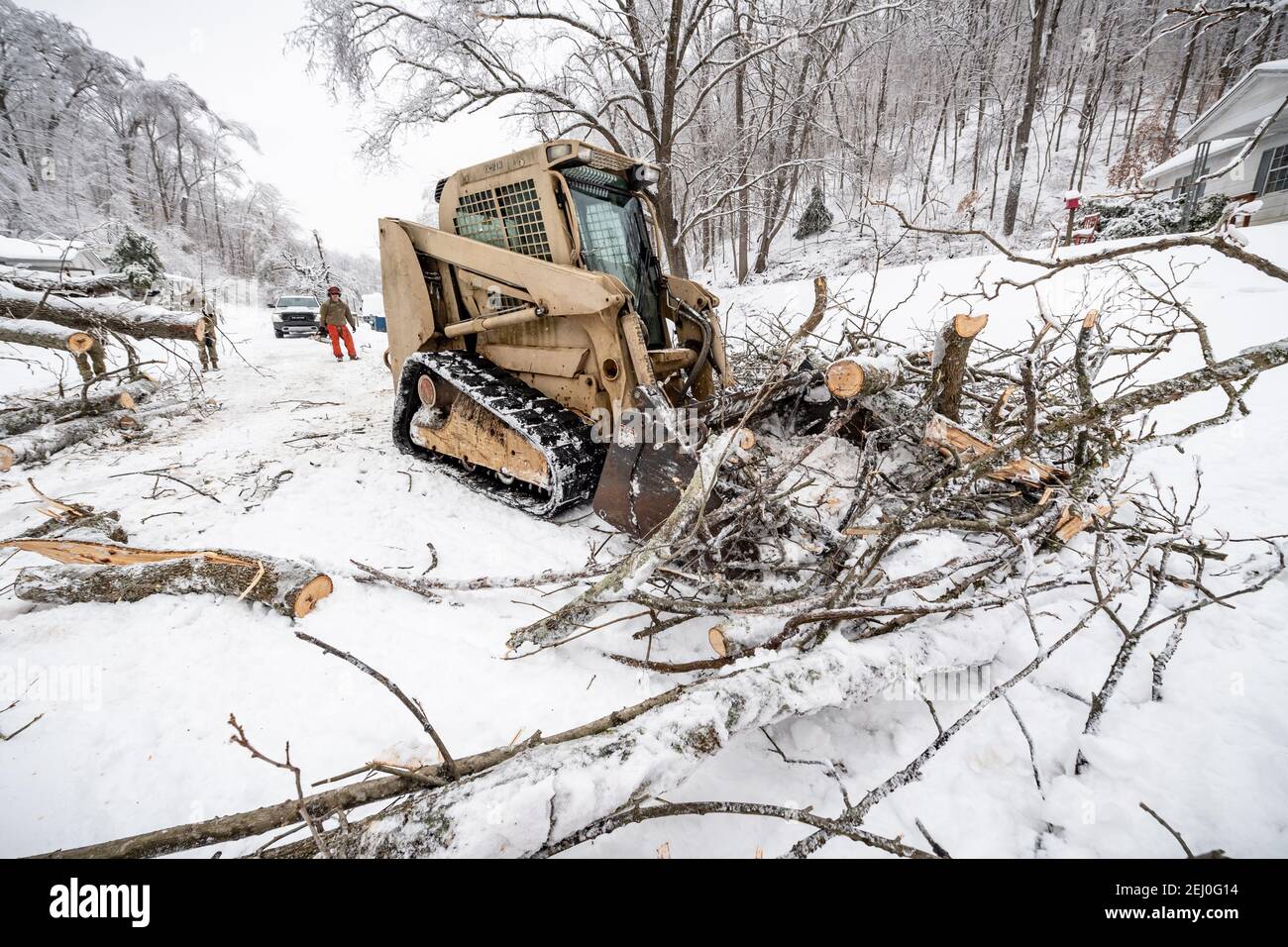 Ceredo, Usa. Februar 2021, 19th. US-Soldaten mit der Nationalgarde von West Virginia befreien Trümmer von einem Wintersturm von einer Straße 19. Februar 2021 in Ceredo, Wayne County, West Virginia. Ein großes Wintersturmsystem zu Beginn der Woche ließ mehr als 90.000 Einwohner von West Virginia in der gesamten Region ohne Strom zurück, fällte Bäume und machte abgelegene Straßen unpassierbar. Quelle: Planetpix/Alamy Live News Stockfoto