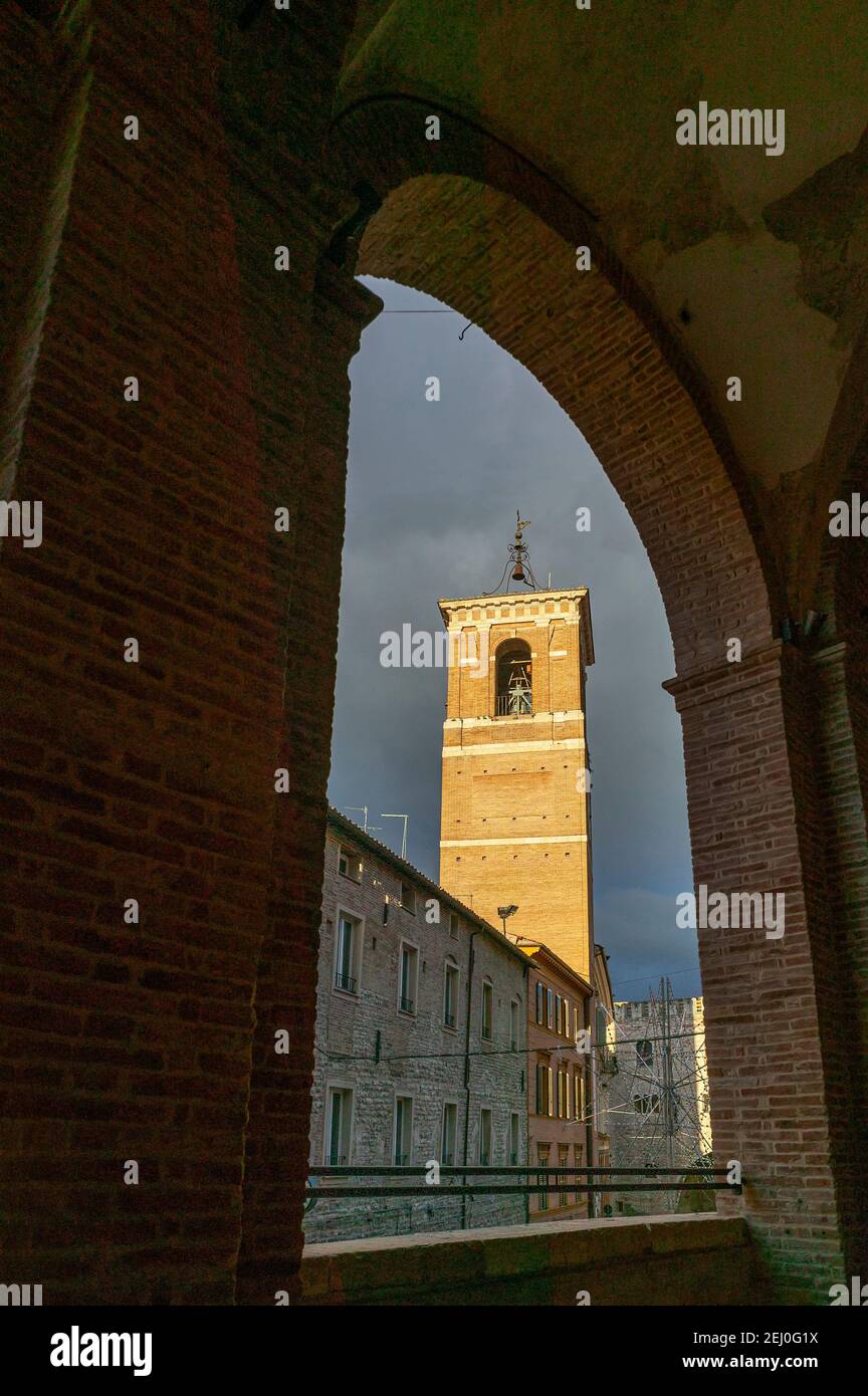 Der Uhrenturm und der Bischofspalast vom Loggiato di San Francesco in Fabriano aus gesehen. Provinz Ancona, Marken, Italien, Europa Stockfoto