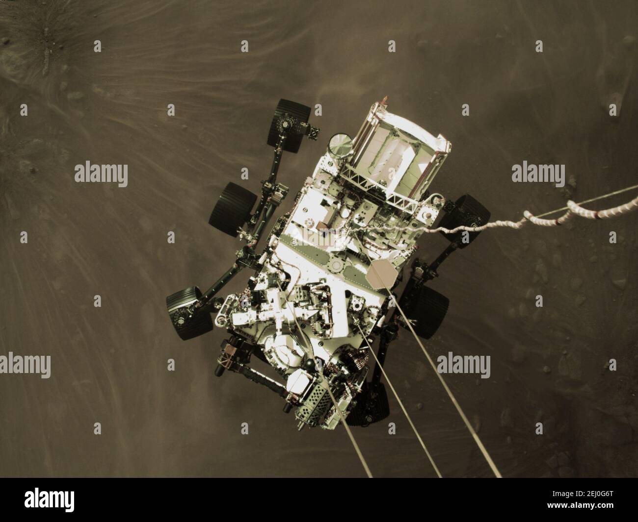 Dieses hochauflösende Standbild ist Teil eines Videos, das von mehreren Kameras aufgenommen wurde, als der Ausdauer-Rover der NASA am 18. Februar 2021 auf dem Mars auftaste. Eine Kamera an Bord der Talfahrt hat diese Aufnahme aufgenommen. Ein wesentliches Ziel der Mission von Perseverance auf dem Mars ist die Astrobiologie, einschließlich der Suche nach Zeichen des antiken mikrobiellen Lebens. Der Rover wird die Geologie des Planeten und das vergangene Klima charakterisieren, den Weg für die menschliche Erkundung des Roten Planeten ebnen und die erste Mission sein, um das Gestein und den Regolith des Mars (zerbrochenes Gestein und Staub) zu sammeln und zu vercachen. Nachfolgende NASA-Missionen, in Zusammenarbeit mit der ESA (der Stockfoto