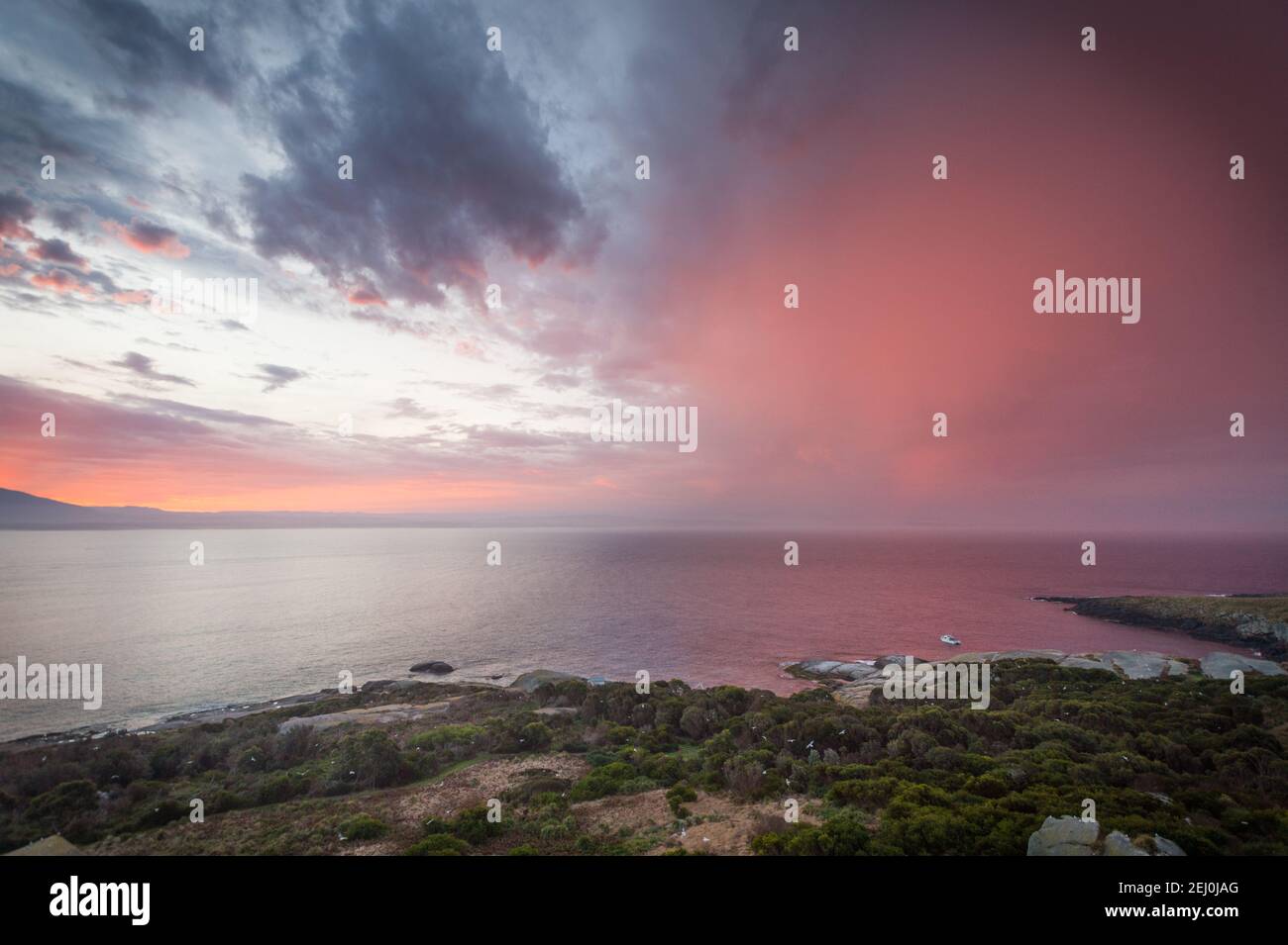 Stürmischer Sonnenuntergang über Barunguba (Montague Island), New South Wales, Australien. Stockfoto