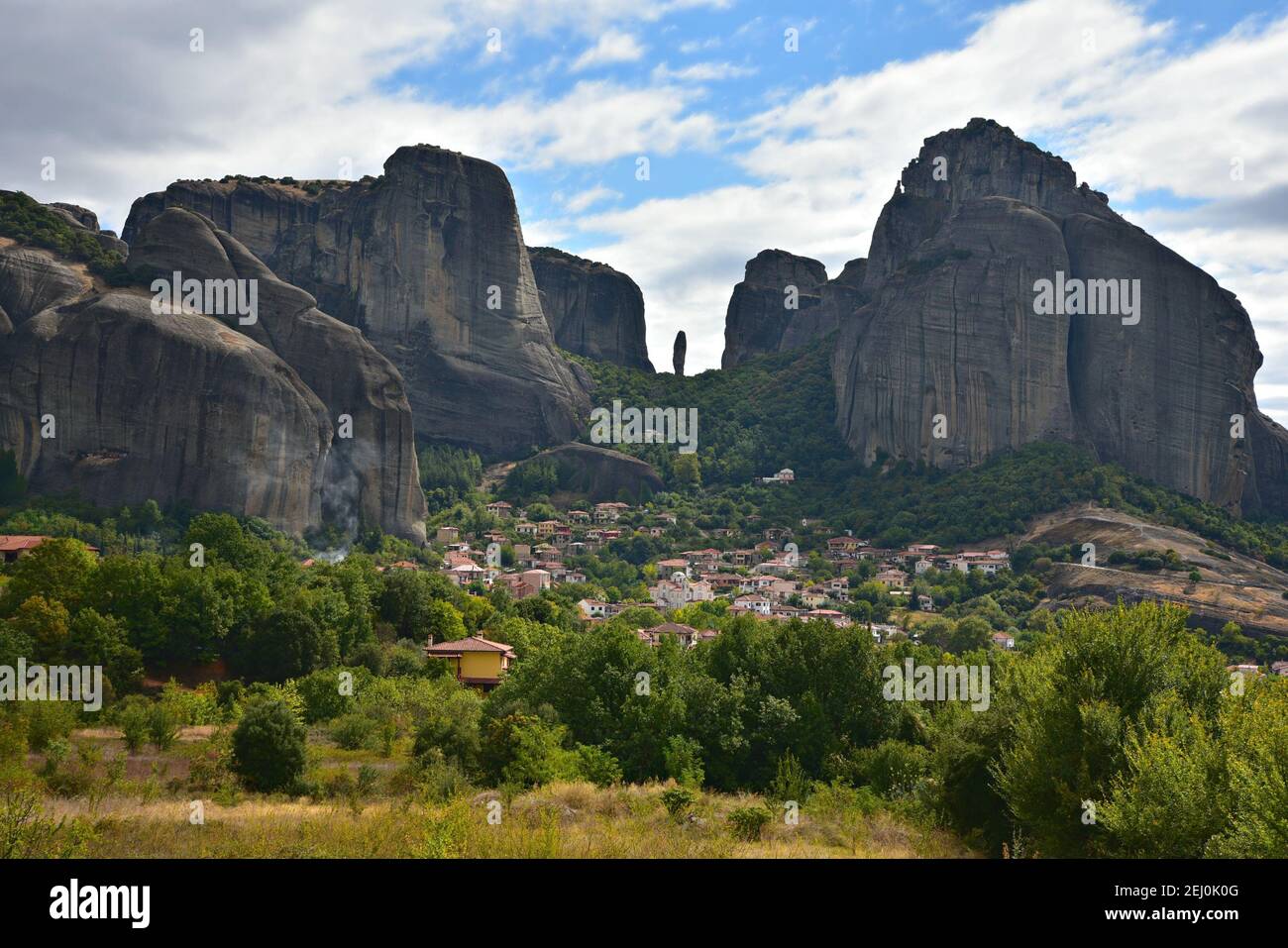 Landschaft mit Panoramablick auf Kastraki, einem historischen Dorf von Trikala am Fuße der Meteora Felsen in Kalambaka Zentral Griechenland. Stockfoto
