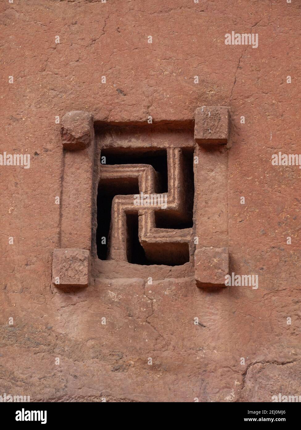 Lalibela Fels gehauenen Kirchenfenster mit Hakenkreuz Stockfoto