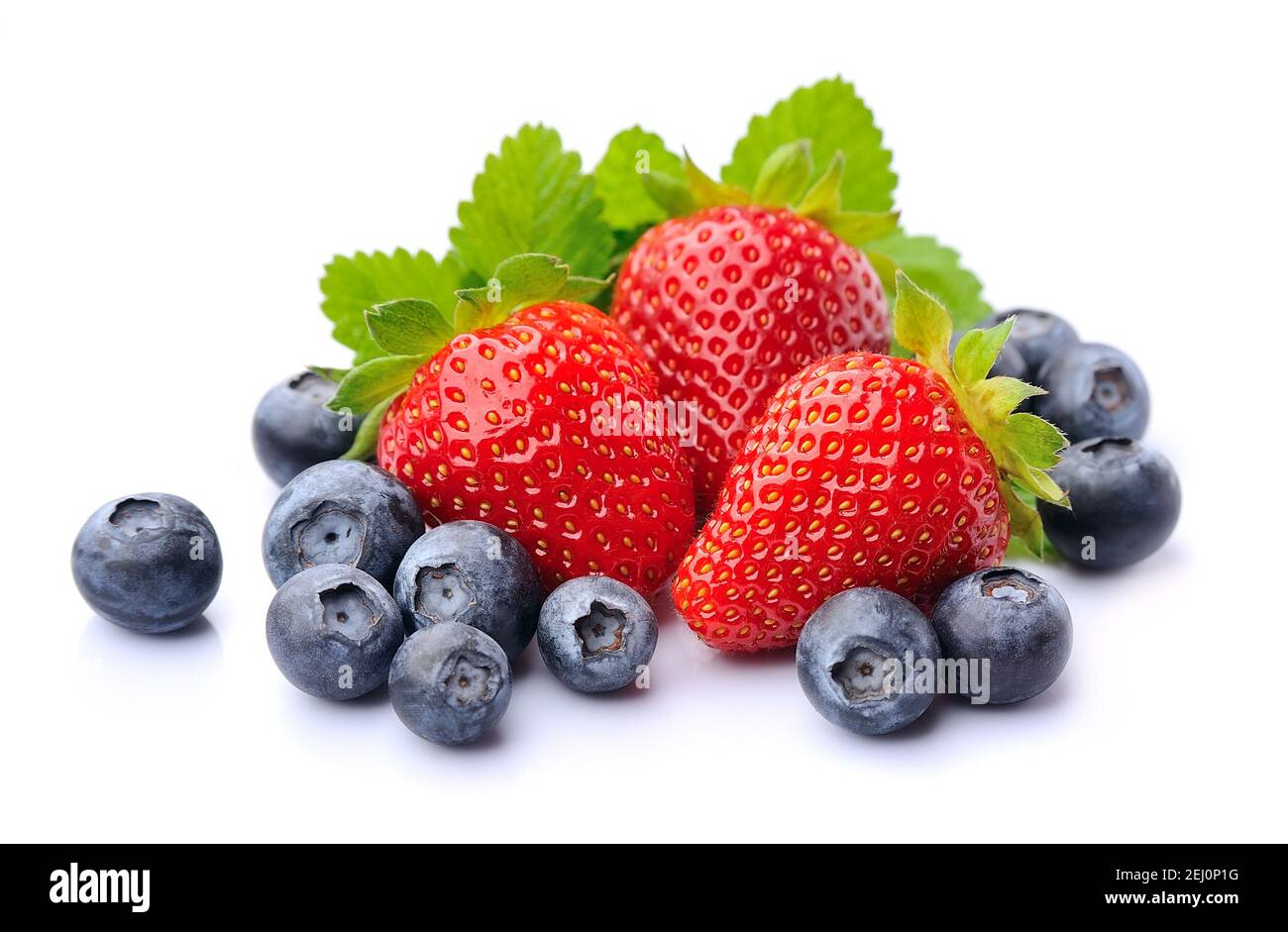 Süße Erdbeere und Brombeere isoliert auf weißem Hintergrund. Stockfoto Süße Erdbeere und Brombeere isoliert auf weißem Hintergrund. Stockfoto