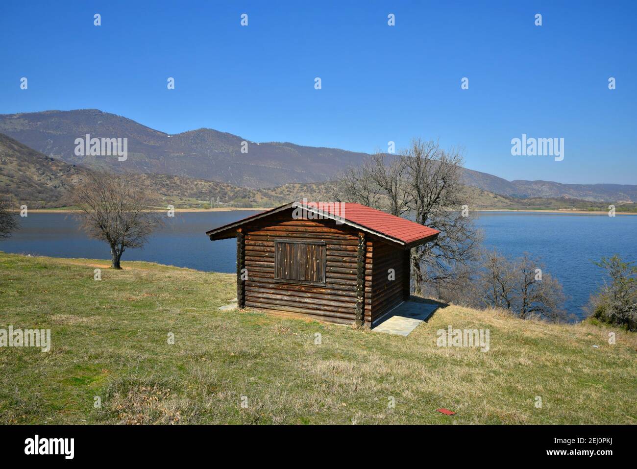 Landschaft mit Panoramablick auf eine Holzhütte am Ufer des Sees Vegoritida, dem natürlichen See von Florina in Westmakedonien Griechenland. Stockfoto