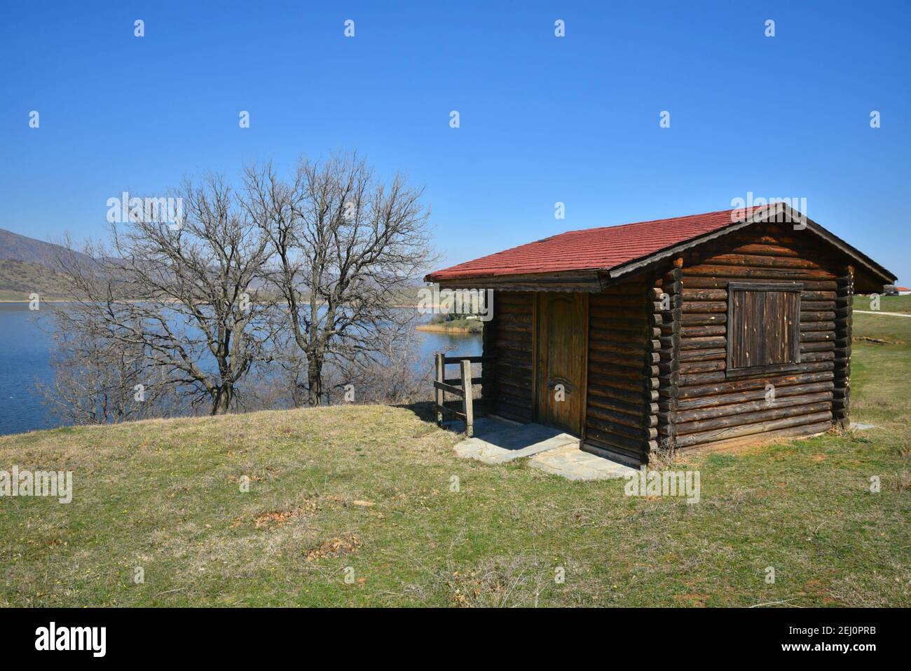 Landschaft mit Panoramablick auf eine Holzhütte am Ufer des Sees Vegoritida, dem natürlichen See von Florina in Westmakedonien Griechenland. Stockfoto